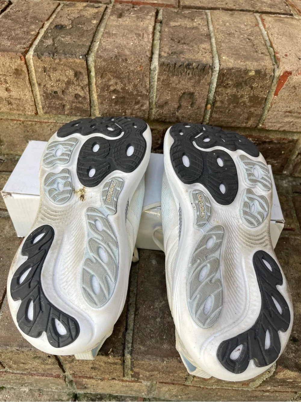 Brooks Adrenaline GTS 25 Women’s 10 White Silver Running Shoes No Insoles